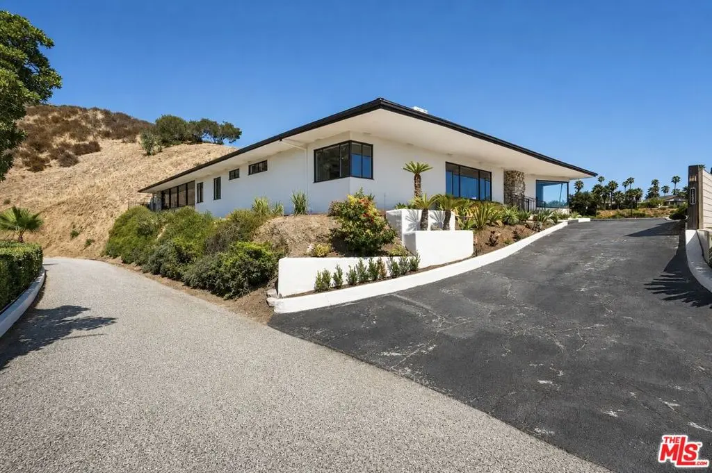 1682 Larco Way, Glendale, CA — listing photo 1