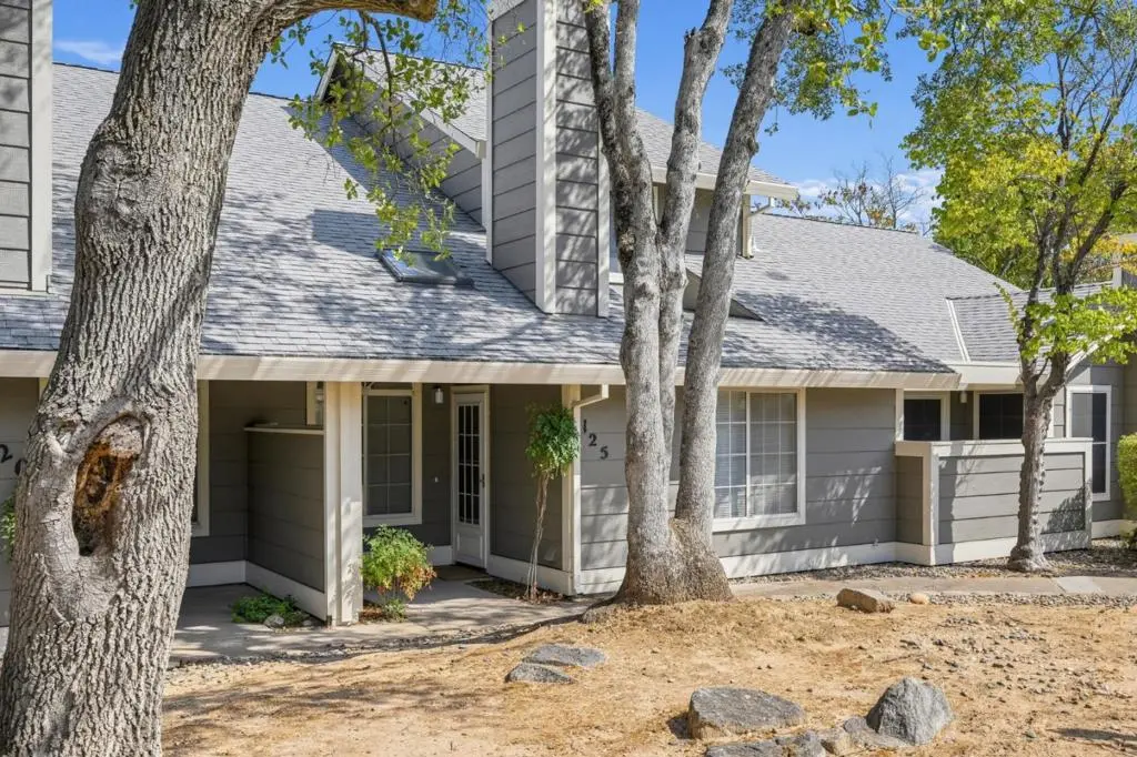 Townhouse for sale at 125 Pierpoint Circle, Folsom, CA featuring 2 beds and 3 baths