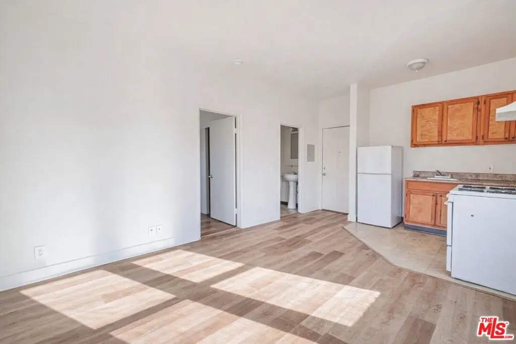 Condominium for rent at 537 S Kenmore Avenue 400, Los Angeles, CA featuring 1 bed and 1 bath