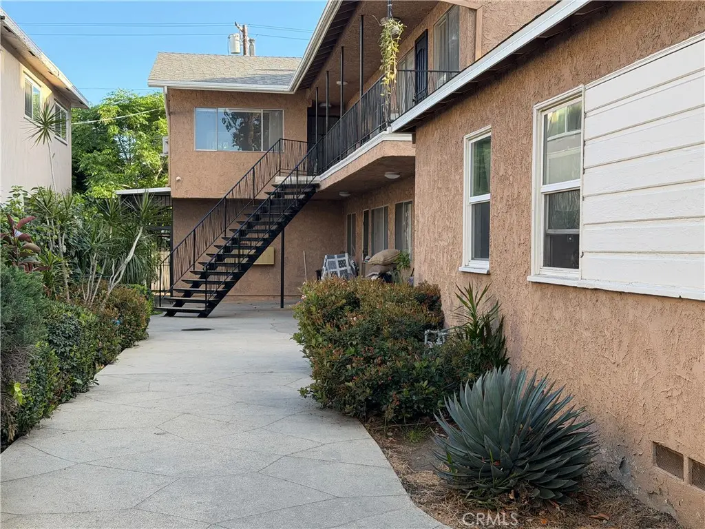 Apartment for rent at 14154 Roscoe, Los Angeles, CA and 1 bath