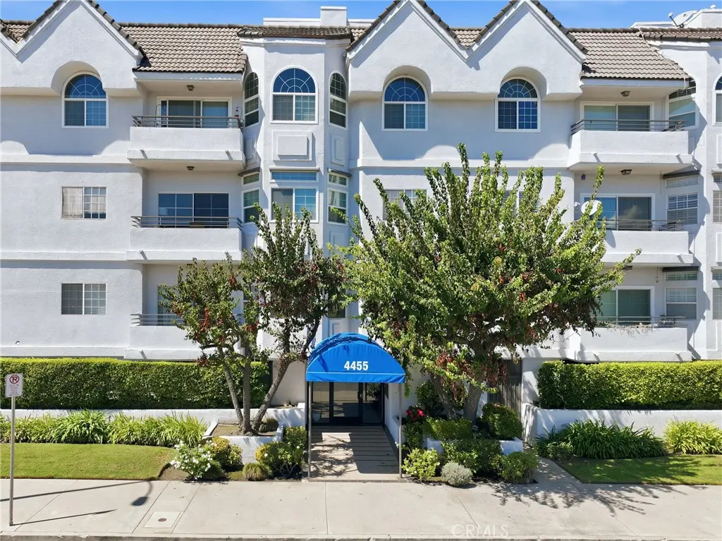4455 Hazeltine Avenue 208, Sherman Oaks, CA — listing photo 1