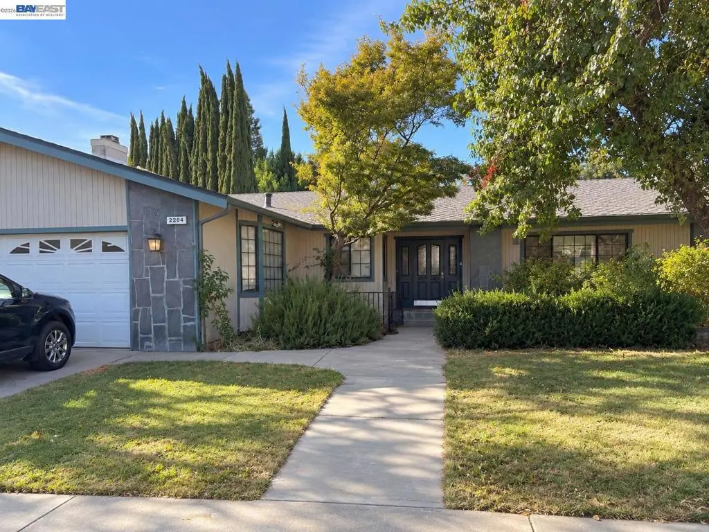 2204 Cheyenne Way, Modesto, CA — listing photo 1