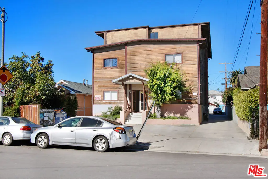 Condominium for rent at 3817 W 21st Street, Los Angeles, CA featuring 1 bed and 1 bath