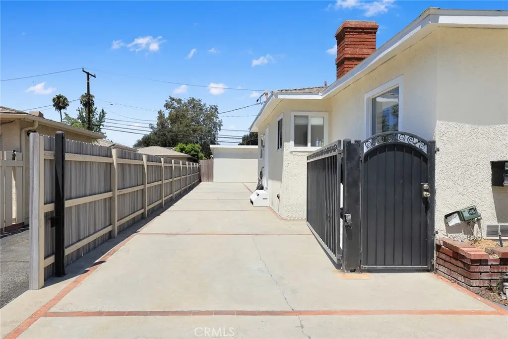 Duplex for rent at 915 N Santa Anita B, Arcadia, CA featuring 2 beds and 1 bath
