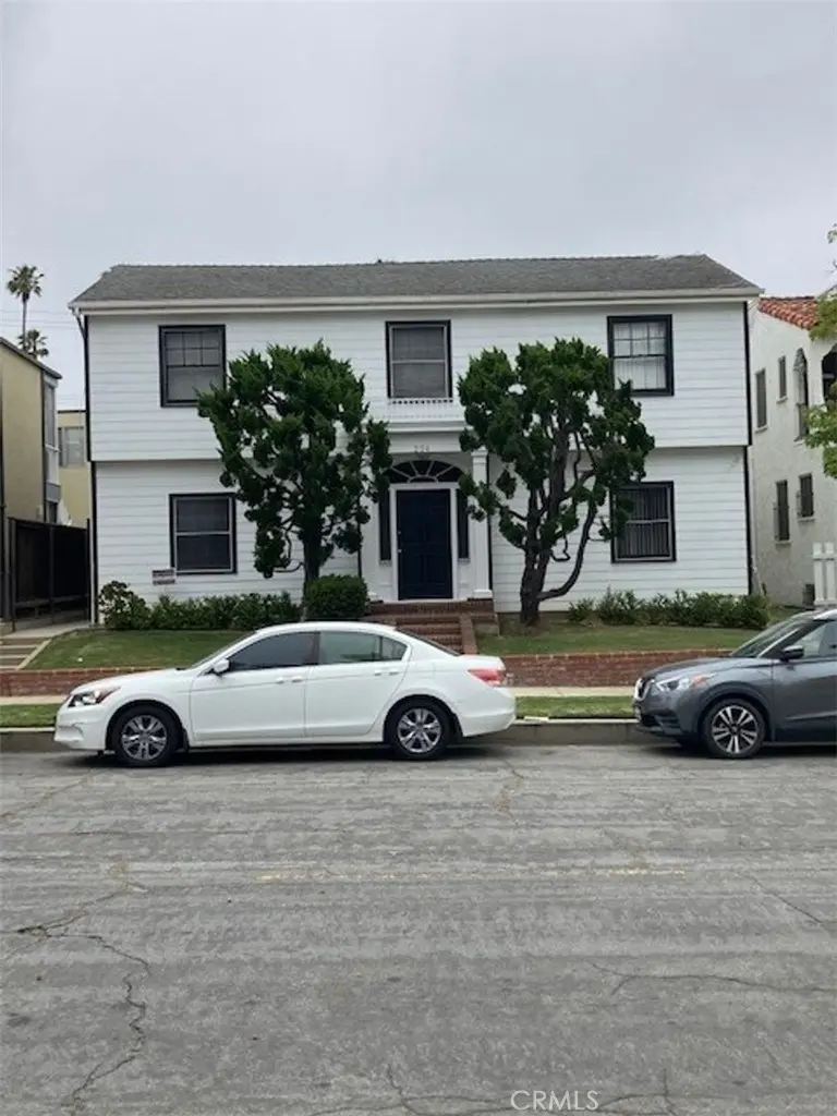 Apartment for rent at 204 Belmont, Long Beach, CA featuring 3 beds and 3 baths