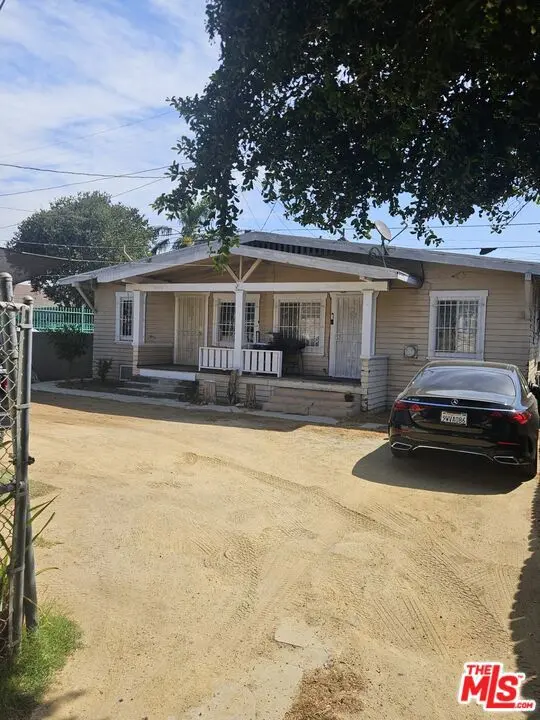 Apartment for rent at 4044 Woodlawn Avenue, Los Angeles, CA featuring 1 bed and 1 bath