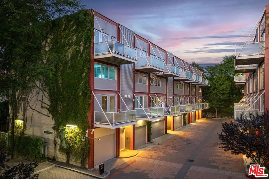 3450 Cahuenga Boulevard 902, Los Angeles, CA — listing photo 1