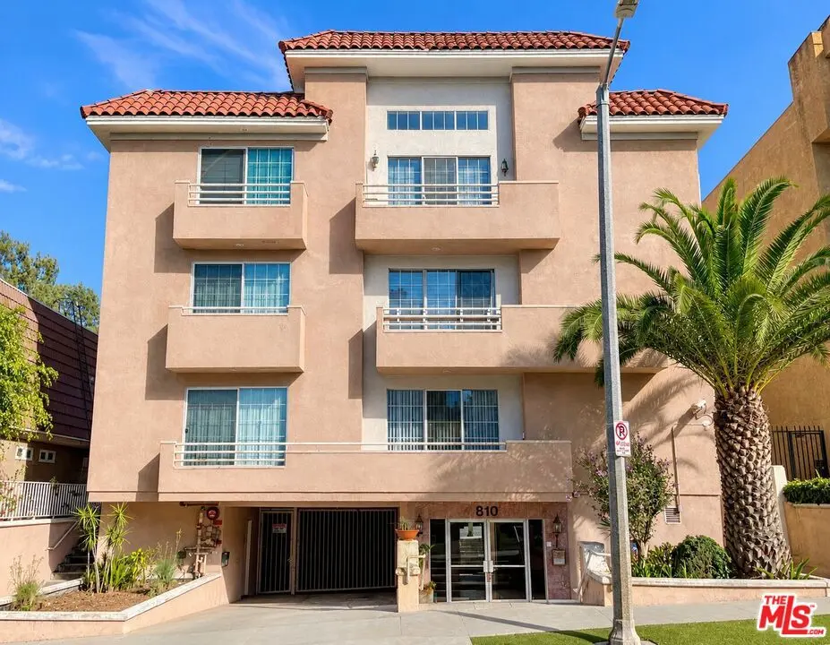 810 S Lucerne Boulevard 203, Los Angeles, CA — listing photo 1