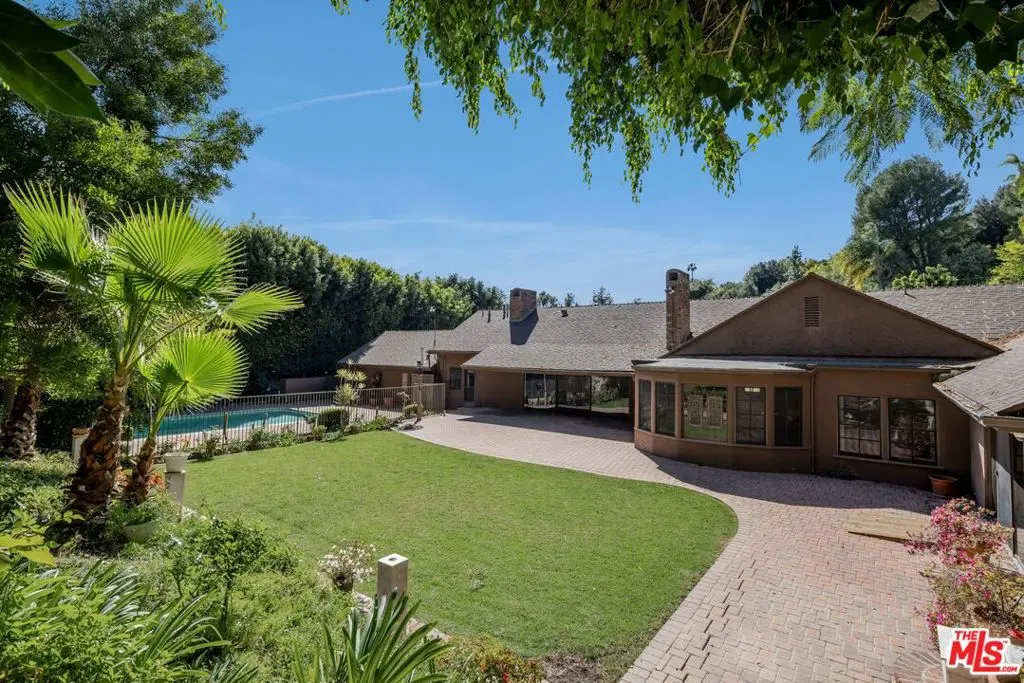 Single Family Residence for rent at 1110 Sutton Way, Beverly Hills, CA featuring 4 beds and 5 baths