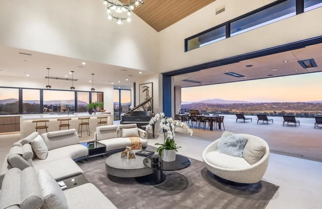 Residential Lease for rent at 15575 Las Planideras, Rancho Santa Fe, San Diego County, CA featuring 5 beds and 8 baths