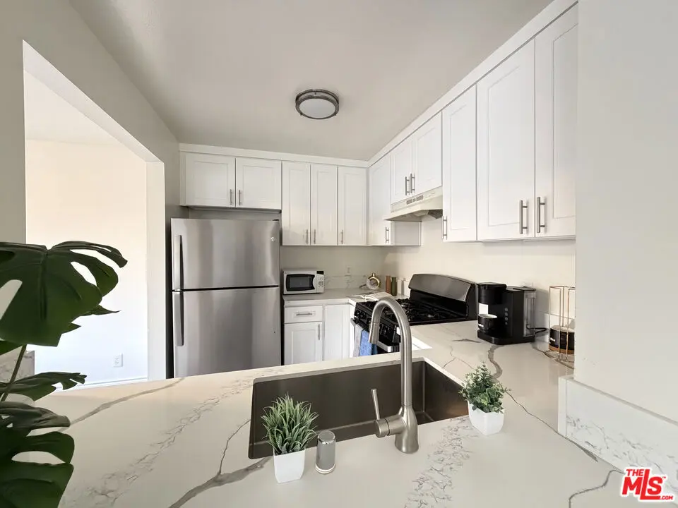 326 S Manhattan Place 210, Los Angeles, CA — listing photo 1