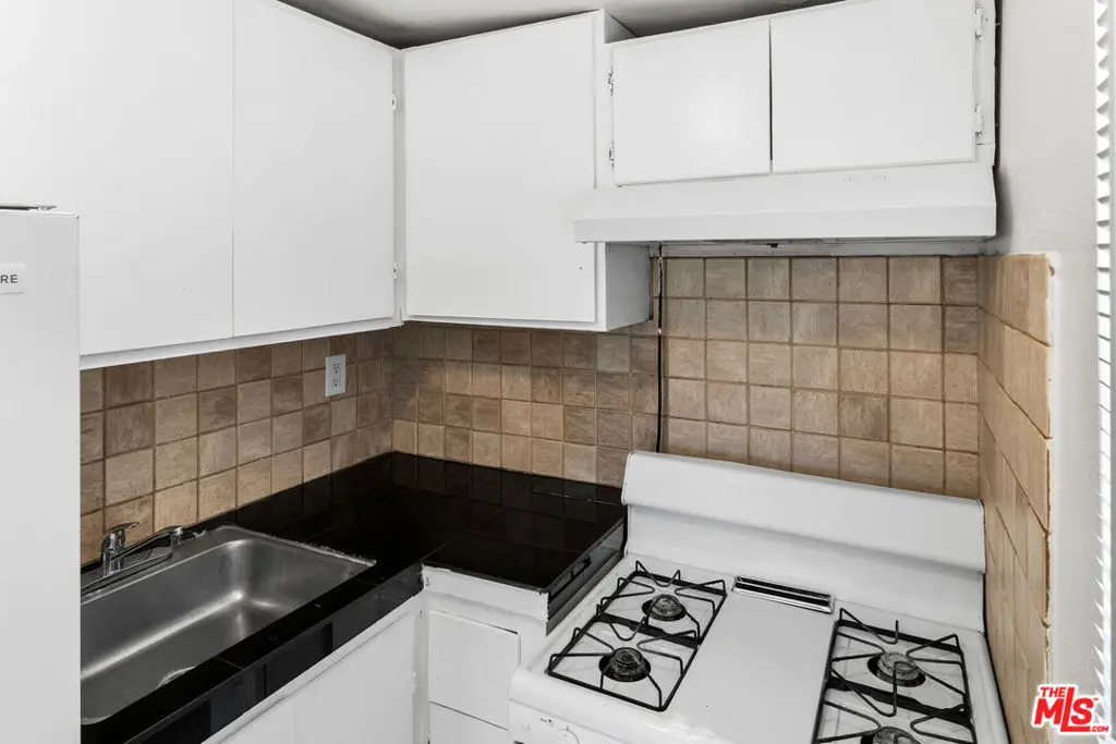 Single Family Residence for rent at 66087 Desert View Avenue #B, Desert Hot Springs, CA featuring 1 bed and 1 bath
