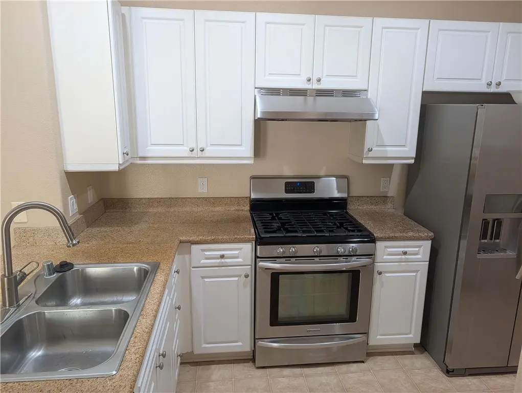 Condominium for rent at 3266 Watermarke, Irvine, CA featuring 1 bed and 1 bath