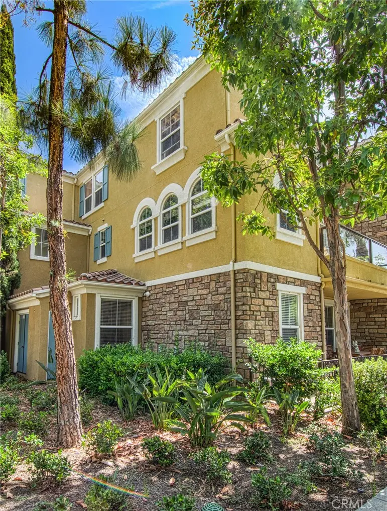 Condominium for rent at 808 Terra Bella, Irvine, CA featuring 2 beds and 3 baths