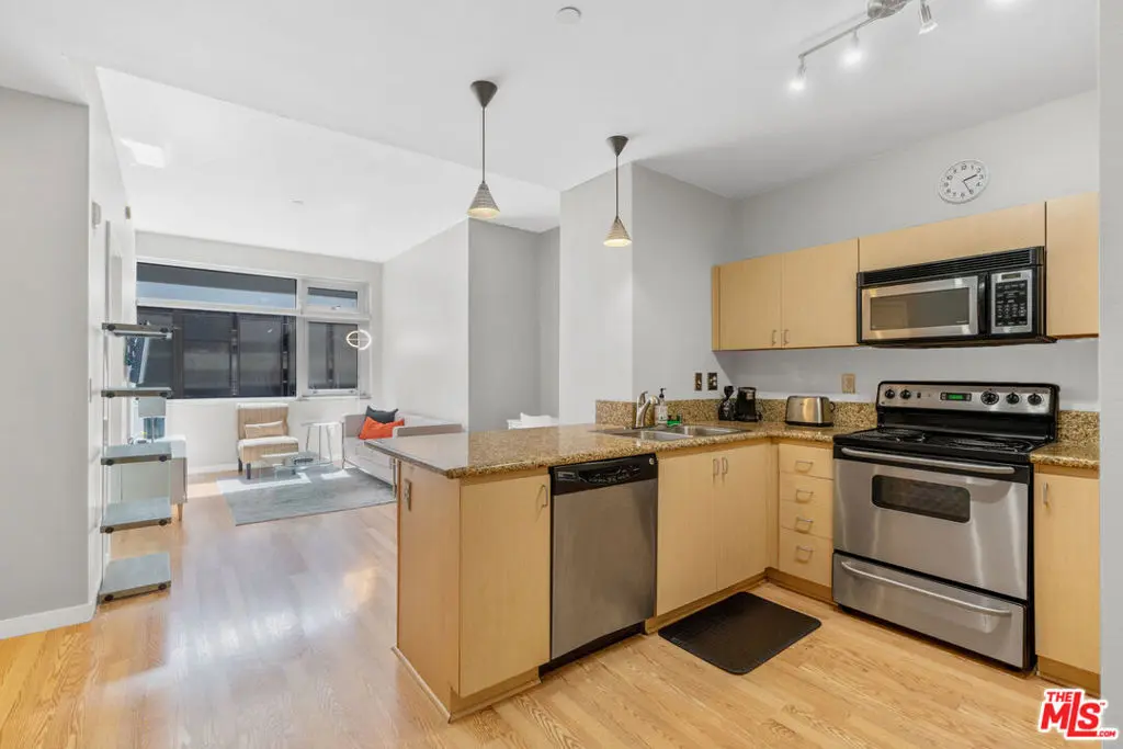 Condominium for rent at 630 West 6th Street 613, Los Angeles, CA featuring 1 bed and 1 bath