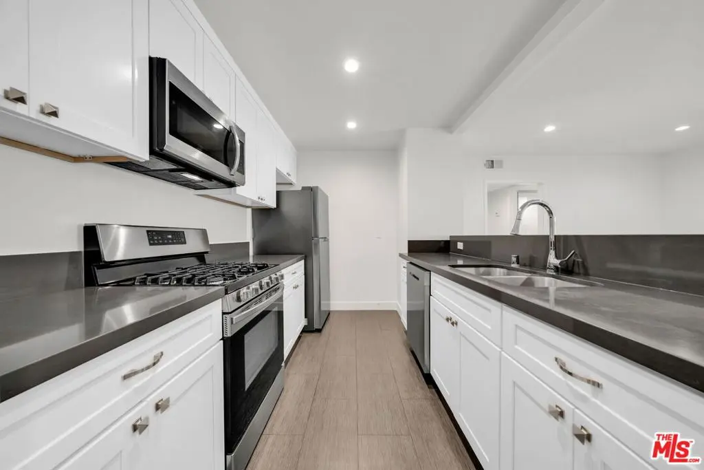 7453 Haskell Avenue 7, Van Nuys, CA — listing photo 1
