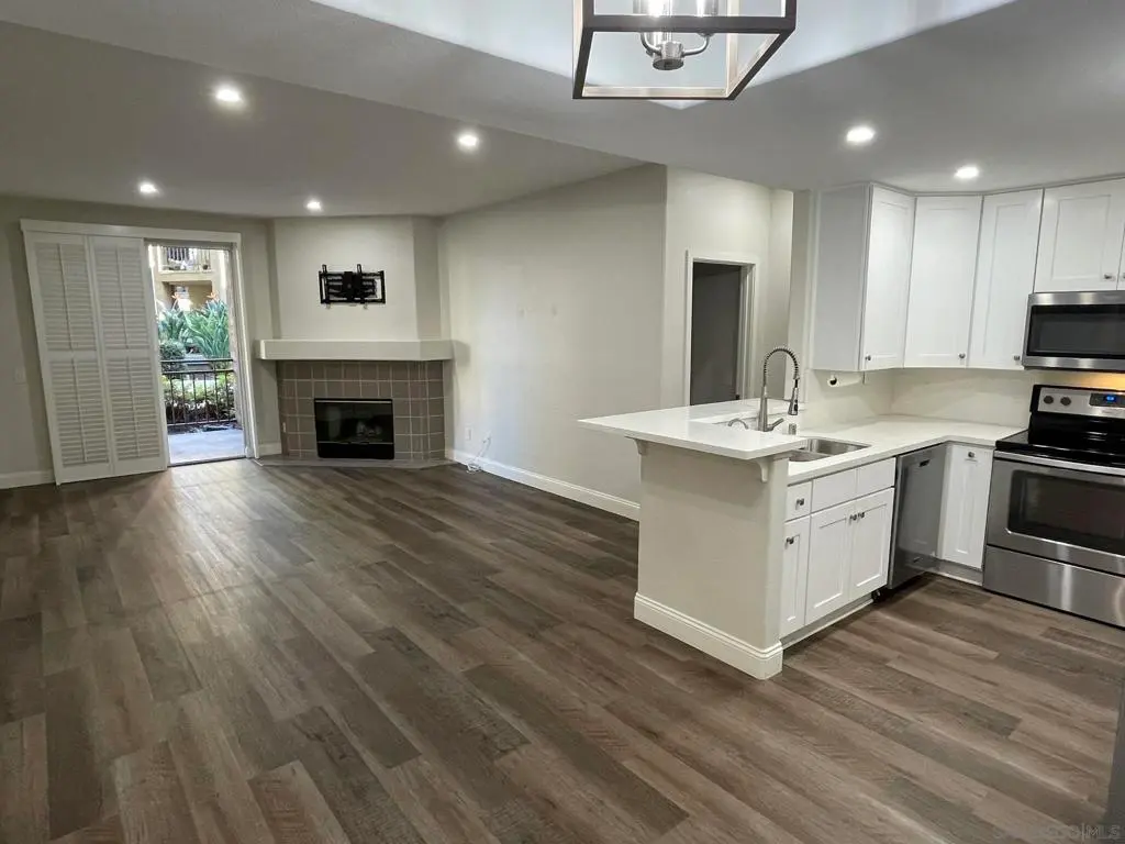 Single Family Residence for rent at 550 Camino De La Reina 112, San Diego, CA featuring 2 beds and 2 baths