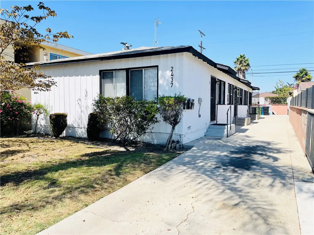 Apartment for rent at 2437 Exposition Place 3, Los Angeles, CA featuring 1 bed and 1 bath