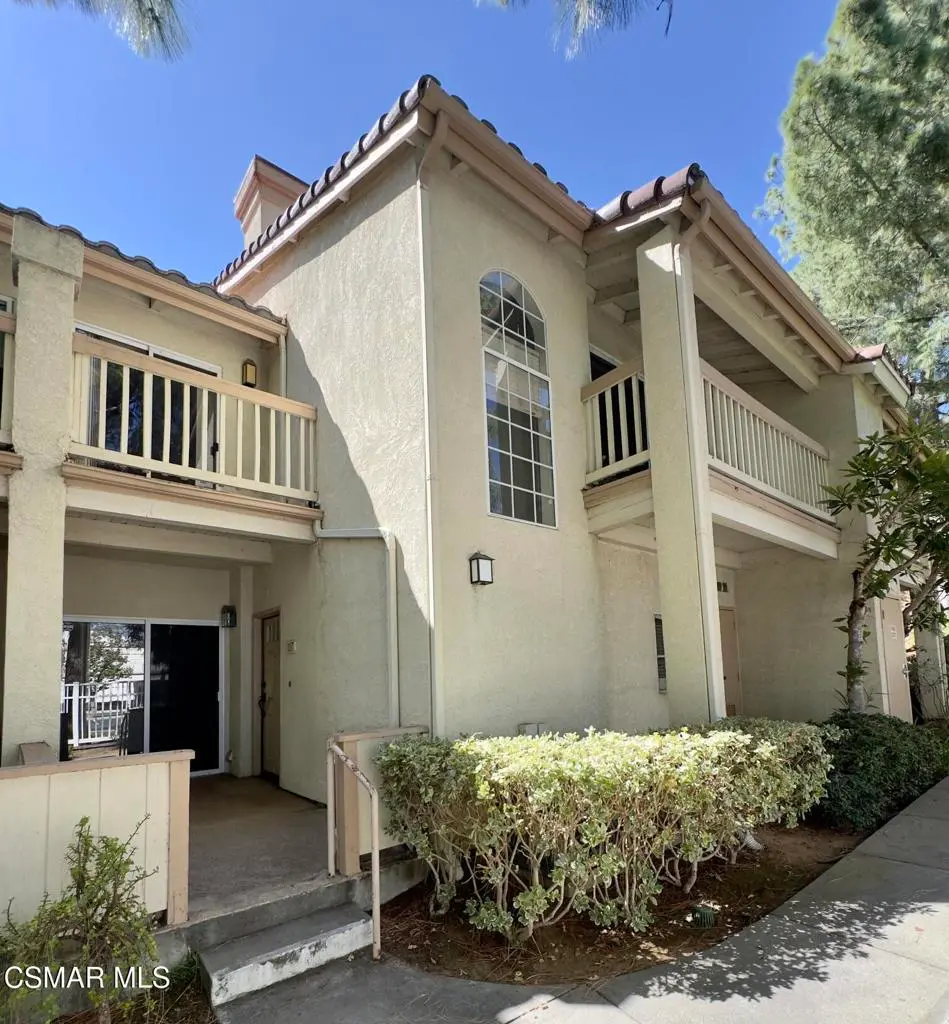 Residential Lease for rent at 688 Indian Oak Lane 107, Oak Park, Ventura County, CA featuring 2 beds and 3 baths