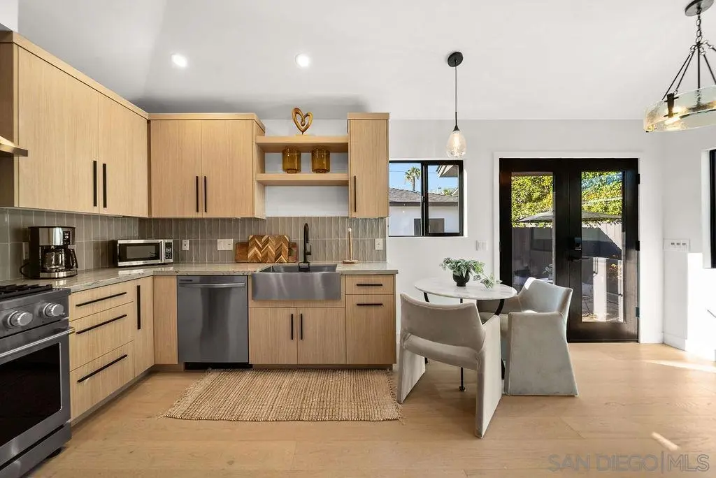 Single Family Residence for rent at 434 Bonair, La Jolla, CA featuring 2 beds and 1 bath
