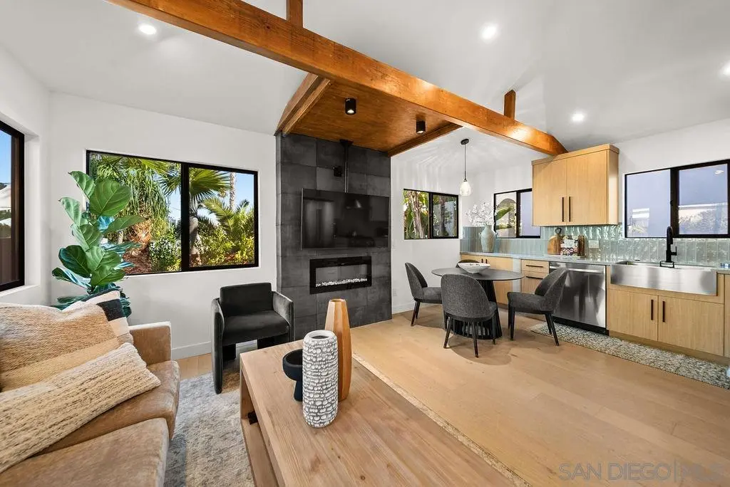 Residential Lease for rent at 434 Bonair, La Jolla, San Diego County, CA featuring 2 beds and 1 bath
