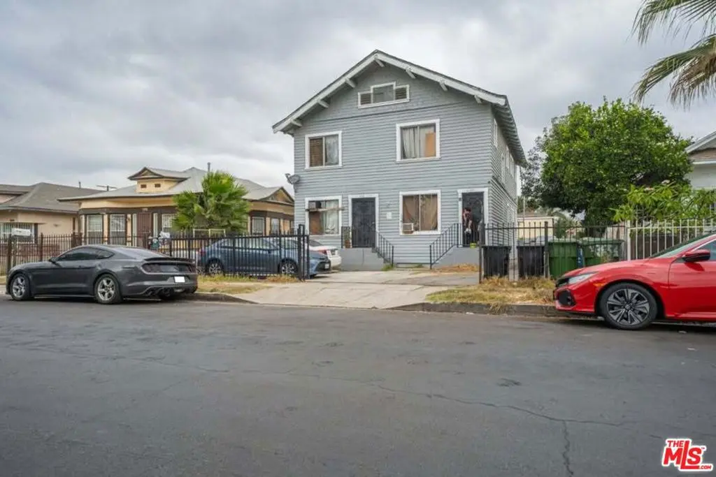 Condominium for rent at 431 E 41st Place 431 1/2, Los Angeles, CA featuring 3 beds and 1 bath
