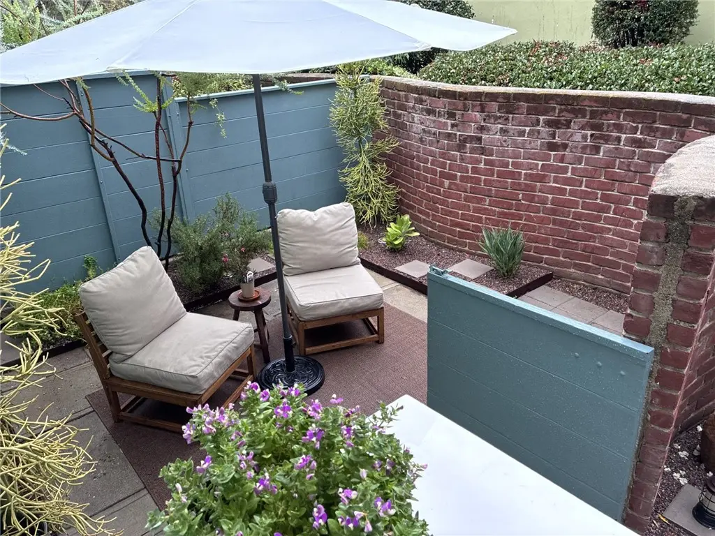 Condominium for rent at 5326 1/2 Village Green, Los Angeles, CA featuring 1 bed and 1 bath