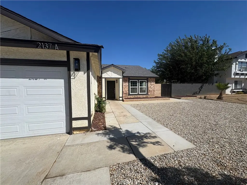 2137 Estrella Court A, Palmdale, CA — listing photo 1