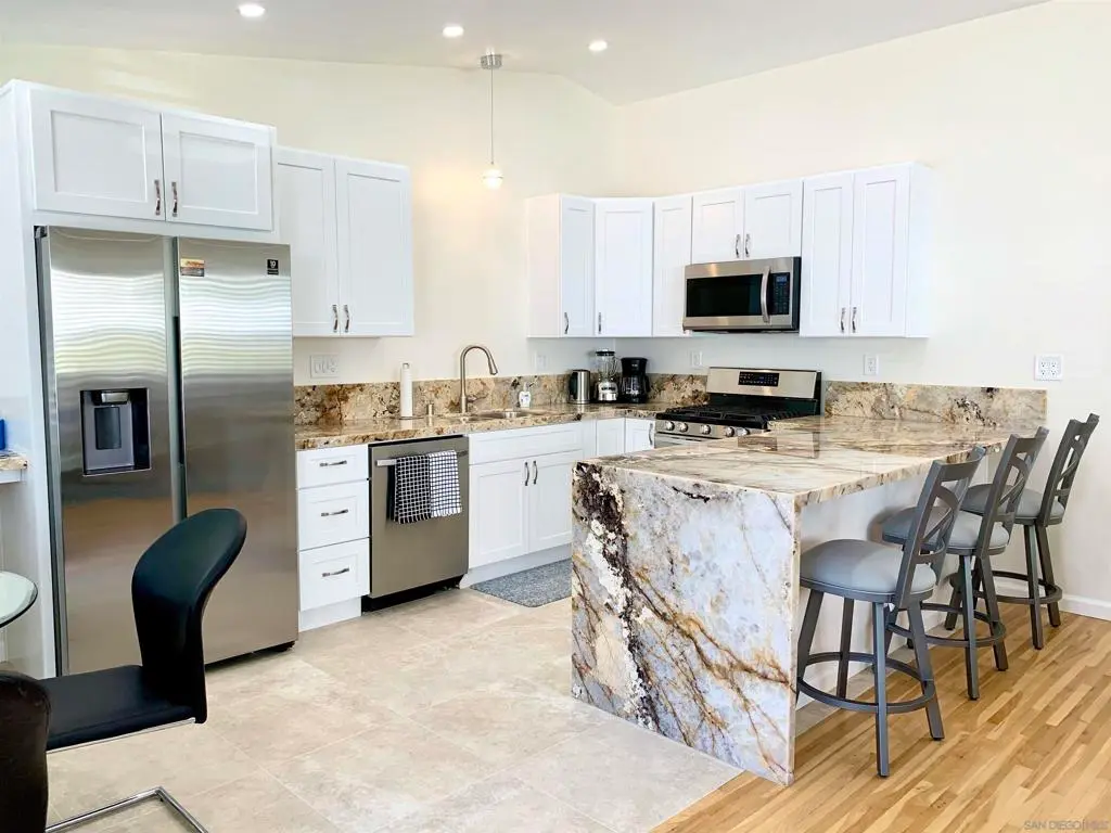 Single Family Residence for rent at 7674 La Jolla Blvd, La Jolla, CA featuring 1 bed and 1 bath