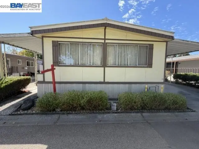 Manufactured In Park for sale at 1414 Buckingham Way, Hayward, CA featuring 2 beds and 2 baths