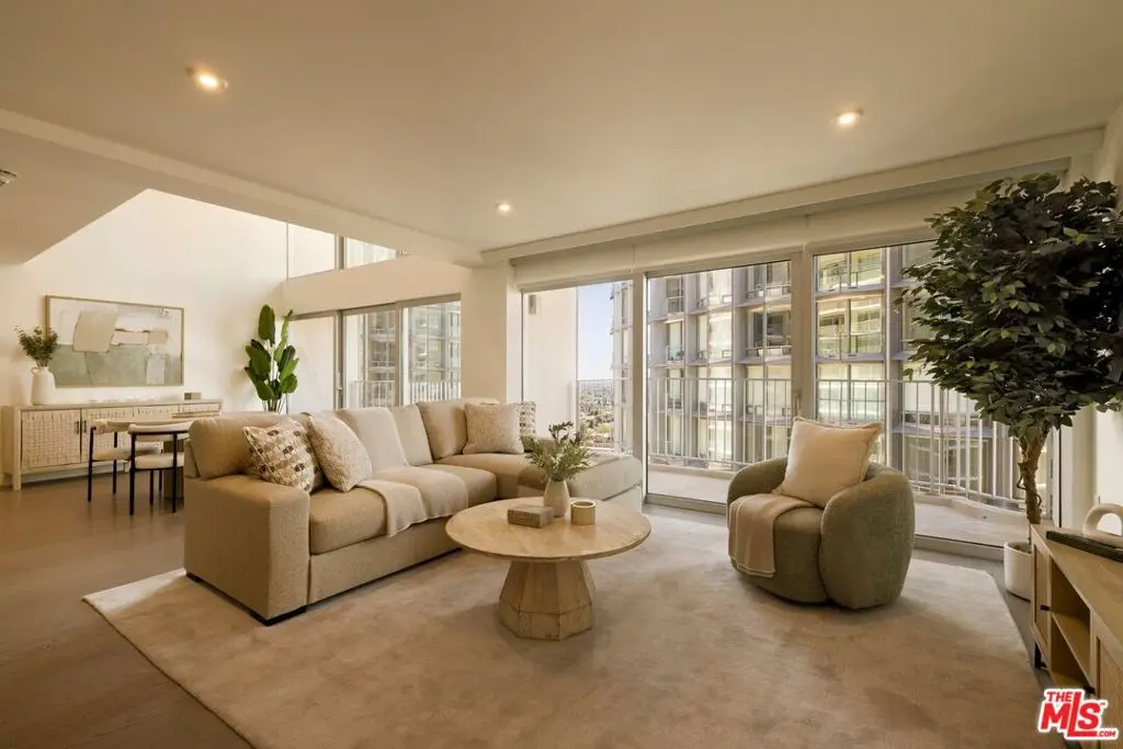 Condominium for rent at 2025 Avenue Of The Stars 1207, Los Angeles, CA featuring 1 bed and 2 baths