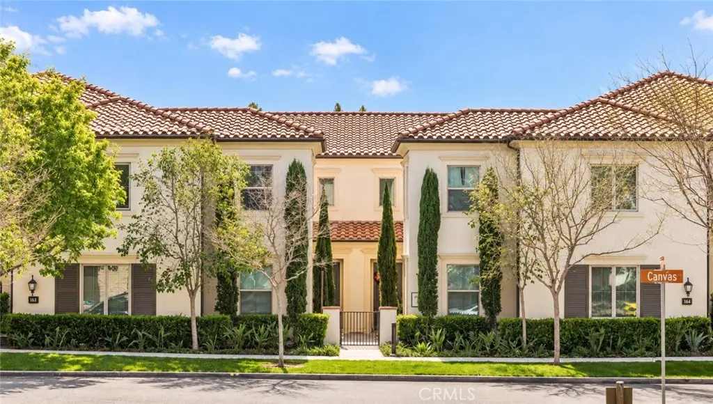 Townhouse for rent at 134 Canvas, Irvine, CA featuring 2 beds and 2 baths