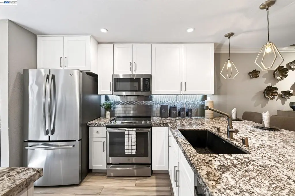 Residential Lease for rent at 4125 Amberwood Cir, Pleasanton, Alameda County, CA featuring 2 beds and 3 baths
