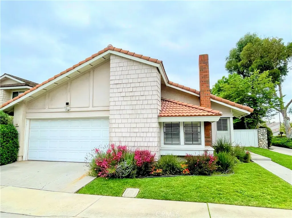 Single Family Residence for rent at 17 FALLBROOK, Irvine, CA featuring 3 beds and 2 baths
