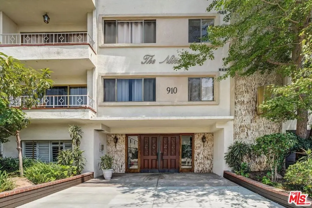 Condominium for rent at 910 S Holt Avenue 305, Los Angeles, CA featuring 2 beds and 2 baths