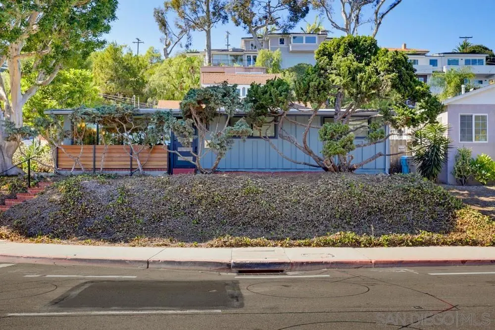 2204 Rosecrans St, San Diego, CA — listing photo 1