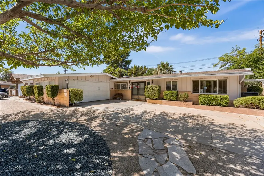 1152 E Avenue J1, Lancaster, CA — listing photo 1