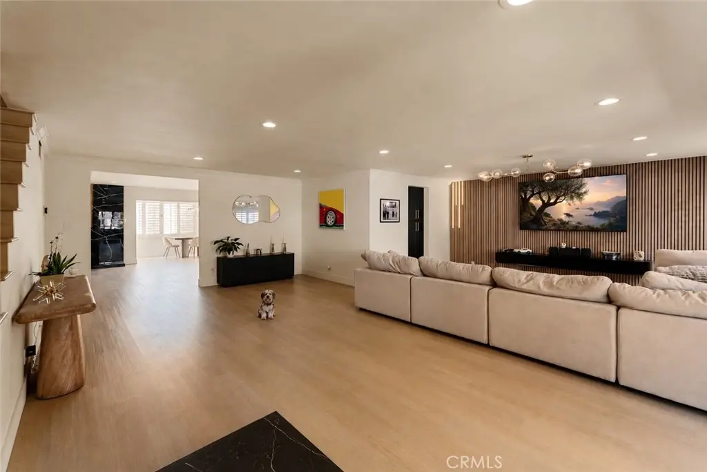 5315 Yarmouth Avenue 104, Encino, CA — listing photo 1