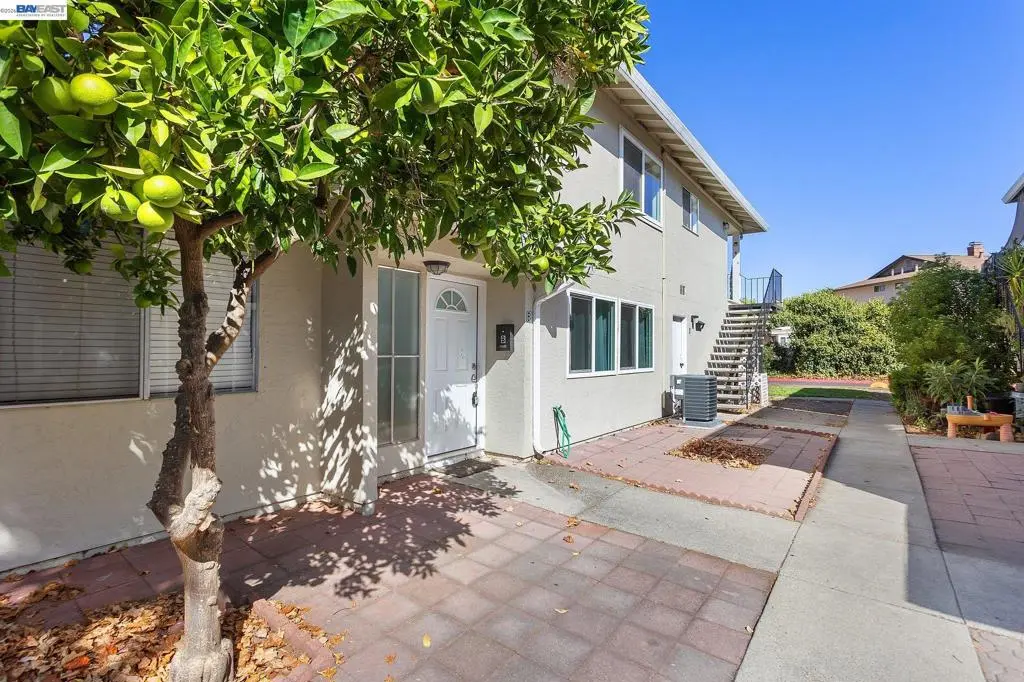 Condominium for sale at 1387 Del Rio Cir B, Concord, CA featuring 2 beds and 1 bath
