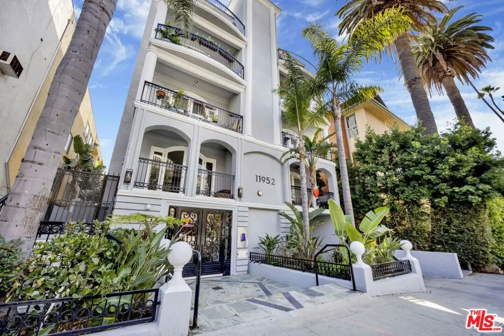 Condominium for rent at 11952 Montana Avenue 303, Los Angeles, CA featuring 2 beds and 3 baths