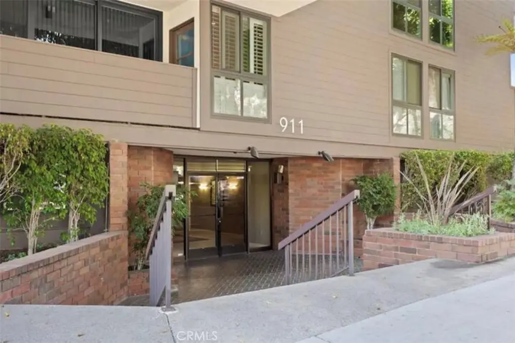 911 N Kings 306, West Hollywood, CA — listing photo 1