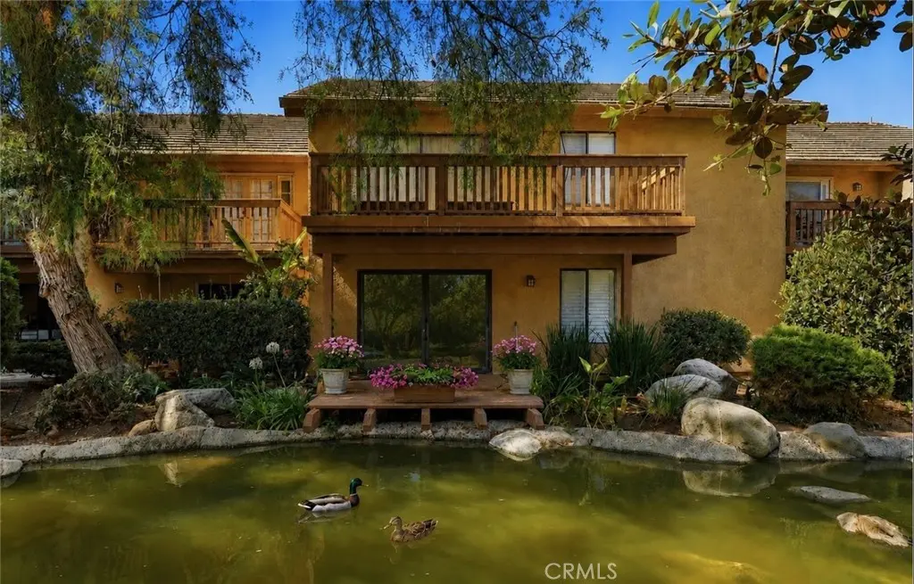 Condominium for rent at 44 Tangelo, Irvine, CA featuring 2 beds and 1 bath