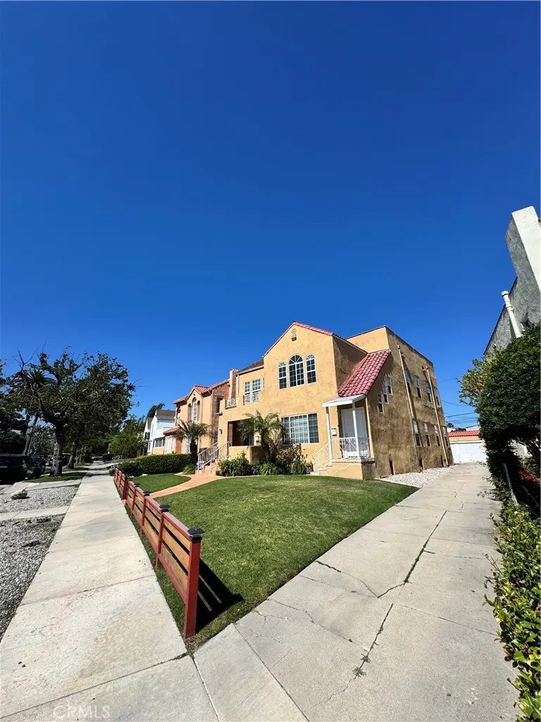 Duplex for rent at 1046 S Citrus Avenue, Los Angeles, CA featuring 2 beds and 1 bath
