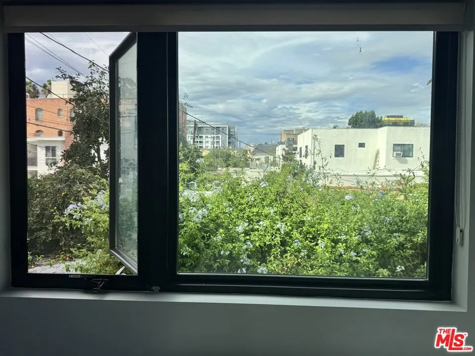 Condominium for rent at 727 S Gramercy #d Place, Los Angeles, CA and 1 bath