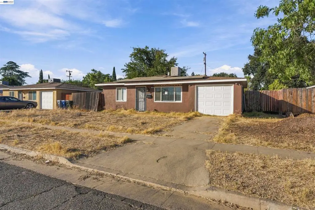 1223 W Santa Fe Ave, Merced, CA — listing photo 1