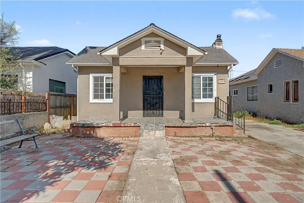 Duplex for sale at 2829 S Rimpau, Los Angeles, CA featuring 5 beds and 2 baths