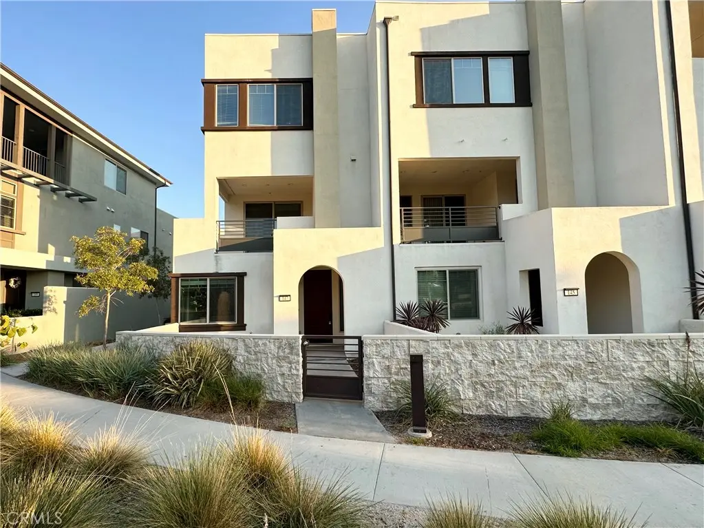 Townhouse for rent at 147 Episode, Irvine, CA featuring 3 beds and 4 baths