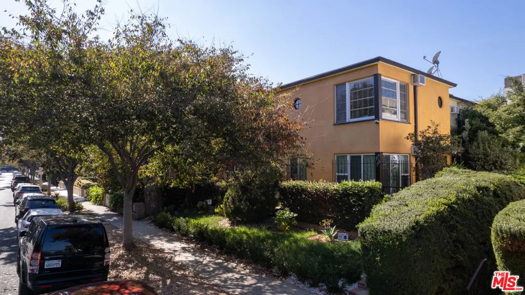 Condominium for rent at 305 S Reeves Drive 305 B, Beverly Hills, CA featuring 1 bed and 1 bath