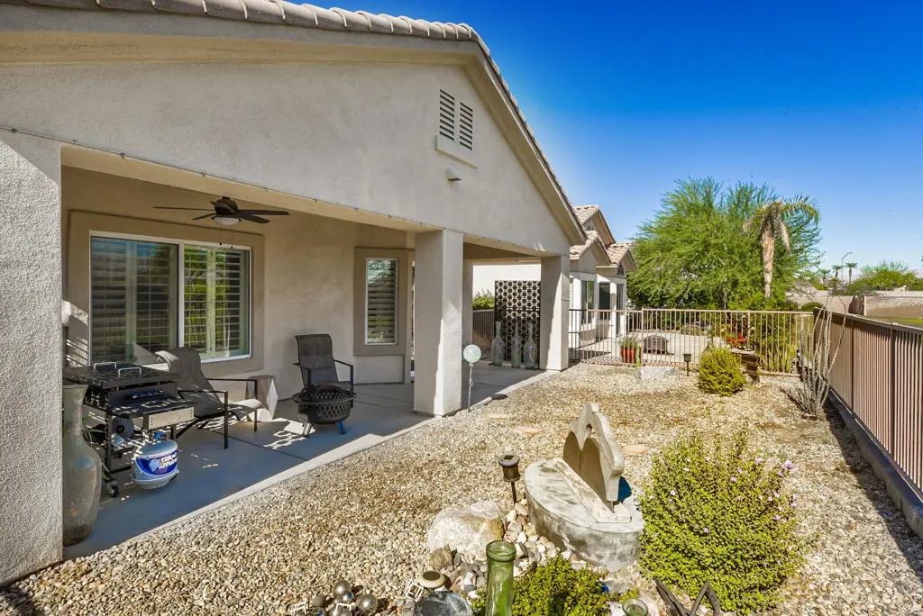 Residential Lease for rent at 39676 Somerset Avenue, Palm Desert, Riverside County, CA featuring 2 beds and 2 baths
