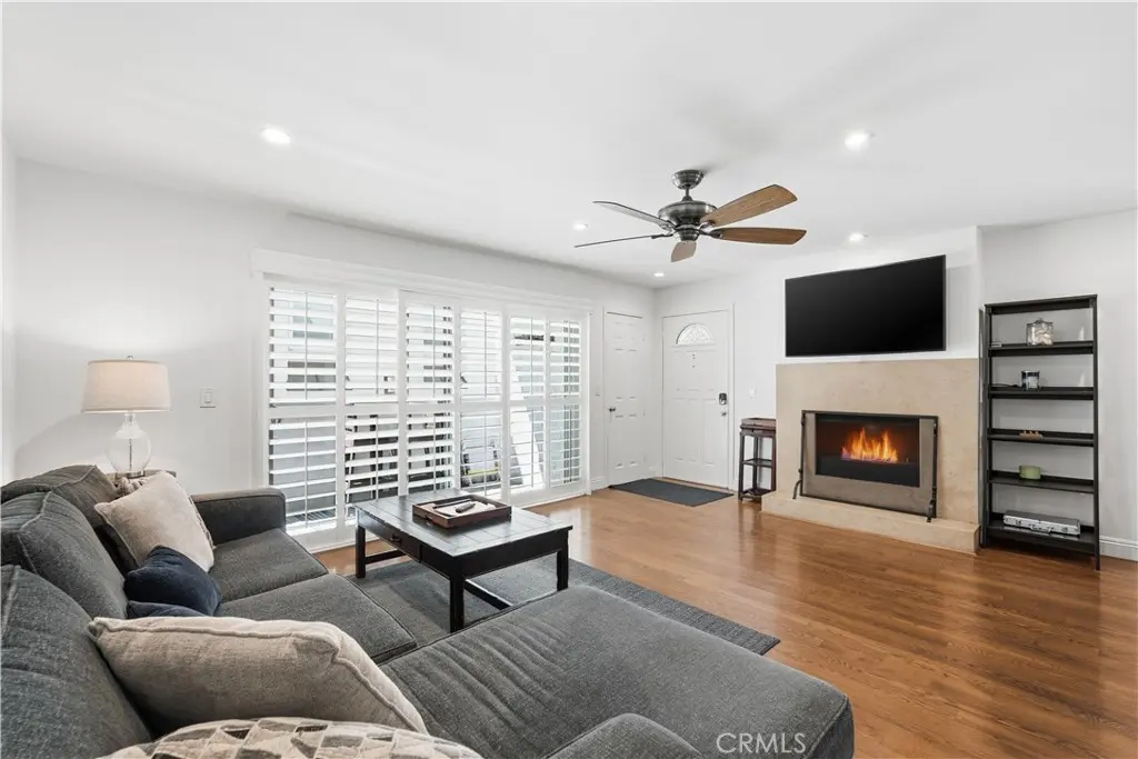 320 Hermosa 101, Hermosa Beach, CA — listing photo 1
